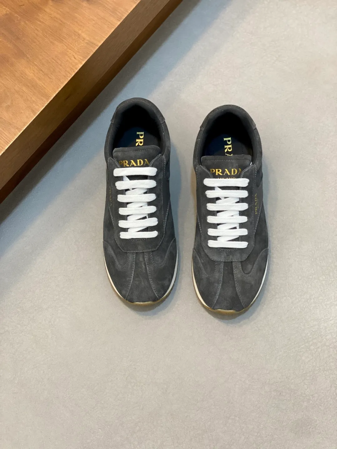 Men's shoes 💰740 Prada/Prada's new men's spliced ​​casual sports shoes. These sports shoes use exquisite stitching technology to outline a unique geometric texture, and contemporary lines and details reinterpret the classic sports style. The upper is made of ultra-official material, and the lining is full cowhide. It is lightweight, breathable, practical and versatile. The tongue is decorated with the Prada Milano logo, and the logo print is embellished with the laces. It is paired with a 2.5cm two-color rubber sole to create a comfortable wearing experience. Comes with full set of original packaging dust bag! Size: 39-40-41-42-43-44 (38, 45 customized) standard leather shoe size